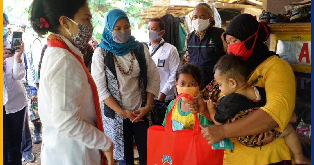 Menteri Pemberdayaan Perempuan dan Perlindungan Anak Ibu Bintang Puspayoga didampingi Komisioner Bidang Traficking dan Eksploitasi Anak KPAI Ibu Ai Maryati Solihah beserta Kepala Sekretariat KPAI Ibu Elita Gafar memberikan bantuan ramah anak