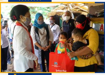 Menteri Pemberdayaan Perempuan dan Perlindungan Anak Ibu Bintang Puspayoga didampingi Komisioner Bidang Traficking dan Eksploitasi Anak KPAI Ibu Ai Maryati Solihah beserta Kepala Sekretariat KPAI Ibu Elita Gafar memberikan bantuan ramah anak