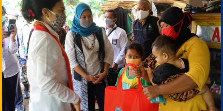 Menteri Pemberdayaan Perempuan dan Perlindungan Anak Ibu Bintang Puspayoga didampingi Komisioner Bidang Traficking dan Eksploitasi Anak KPAI Ibu Ai Maryati Solihah beserta Kepala Sekretariat KPAI Ibu Elita Gafar memberikan bantuan ramah anak