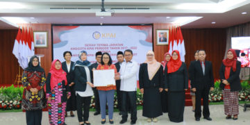 SERTIJAB ANGGOTA KPAI: SERAHKAN MEMORI AKHIR JABATAN