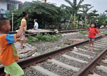 PENTING: LINDUNGI DAN AWASI ANAK DARI JALUR LINTASAN KERETA API