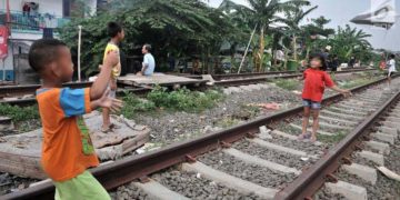 PENTING: LINDUNGI DAN AWASI ANAK DARI JALUR LINTASAN KERETA API