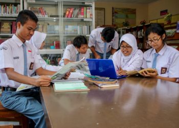 HARGAI ANAK DALAM MENYAMPAIKAN PENDAPAT SESUAI DENGAN USIA DAN TINGKAT KECERDASANNYA.