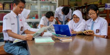 HARGAI ANAK DALAM MENYAMPAIKAN PENDAPAT SESUAI DENGAN USIA DAN TINGKAT KECERDASANNYA.