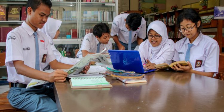 HARGAI ANAK DALAM MENYAMPAIKAN PENDAPAT SESUAI DENGAN USIA DAN TINGKAT KECERDASANNYA.