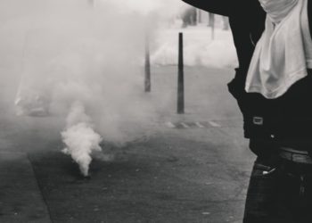 PENEMBAKAN GAS AIR MATA YANG TERJADI DI SATUAN PENDIDIKAN PULAU REMPANG BERAKIBAT LUKA FISIK DAN PSIKIS PADA ANAK