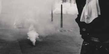 PENEMBAKAN GAS AIR MATA YANG TERJADI DI SATUAN PENDIDIKAN PULAU REMPANG BERAKIBAT LUKA FISIK DAN PSIKIS PADA ANAK