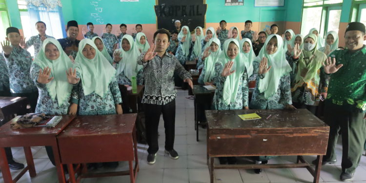 KOMITMEN KPAI TERHADAP HAK PENDIDIKAN ANAK DI KABUPATEN PAMEKASAN DAN SUMENEP