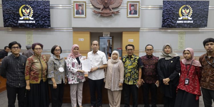 KOMITMEN KPAI DAN KOMISI VIII DPR RI TERHADAP PEMENUHAN HAK ANAK PADA KASUS KEKERASAN TERHADAP ANAK YANG DIDUGA DILAKUKAN APH DI PADANG